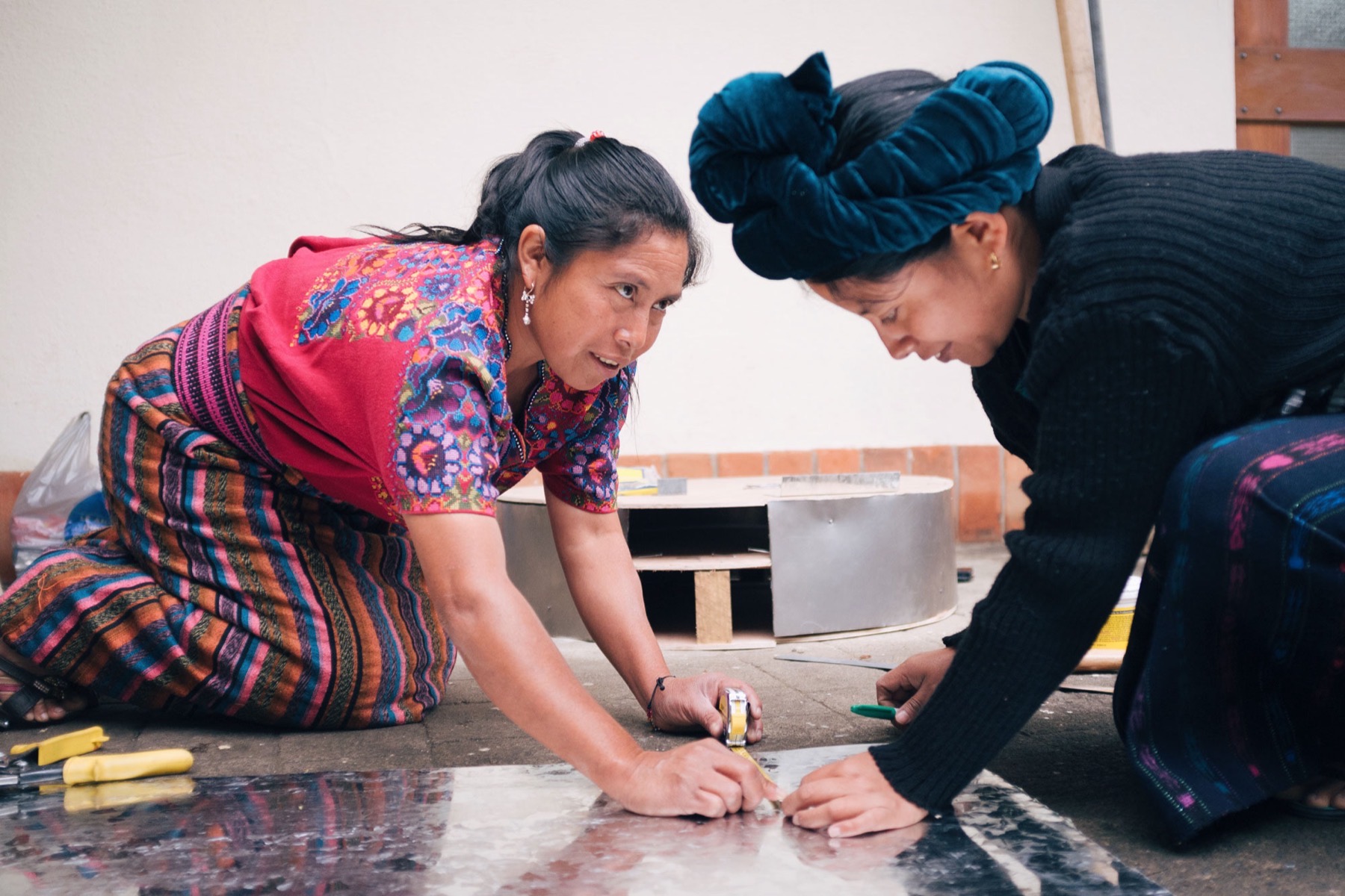 Mar&iacute;a and Petrona at work
