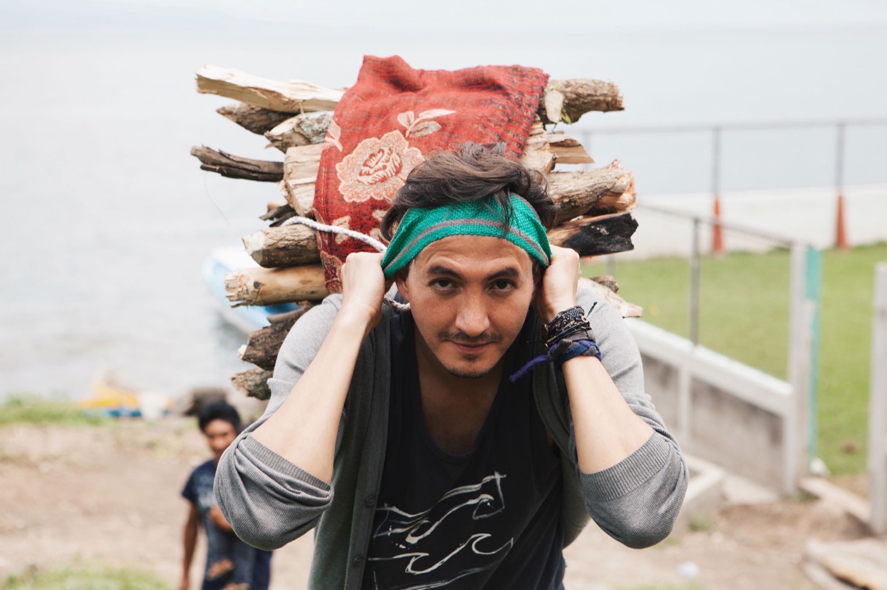 Carrying a load with a mecapal